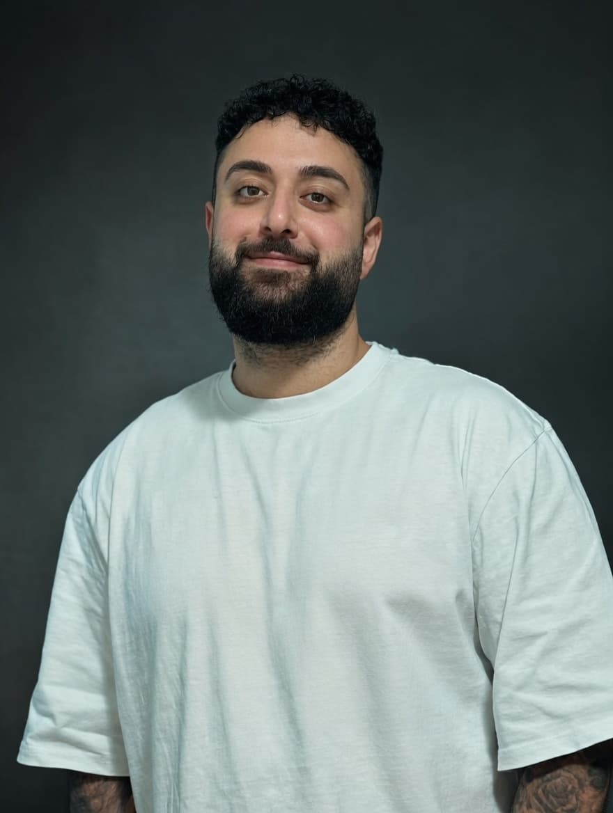 NAYKK im weißen Oversized-Shirt vor dunklem Studiohintergrund